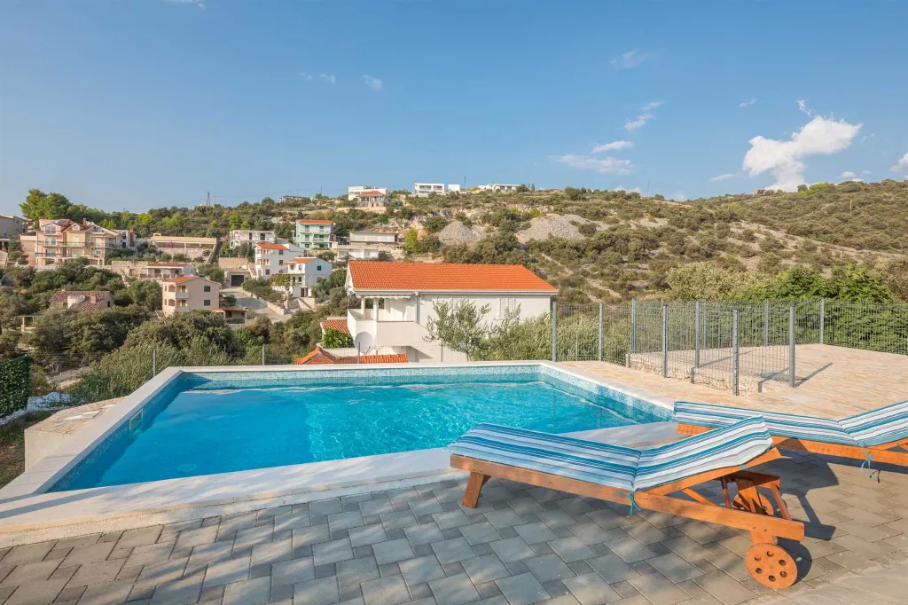 Coastal Family Villa with Pool in Sevid
