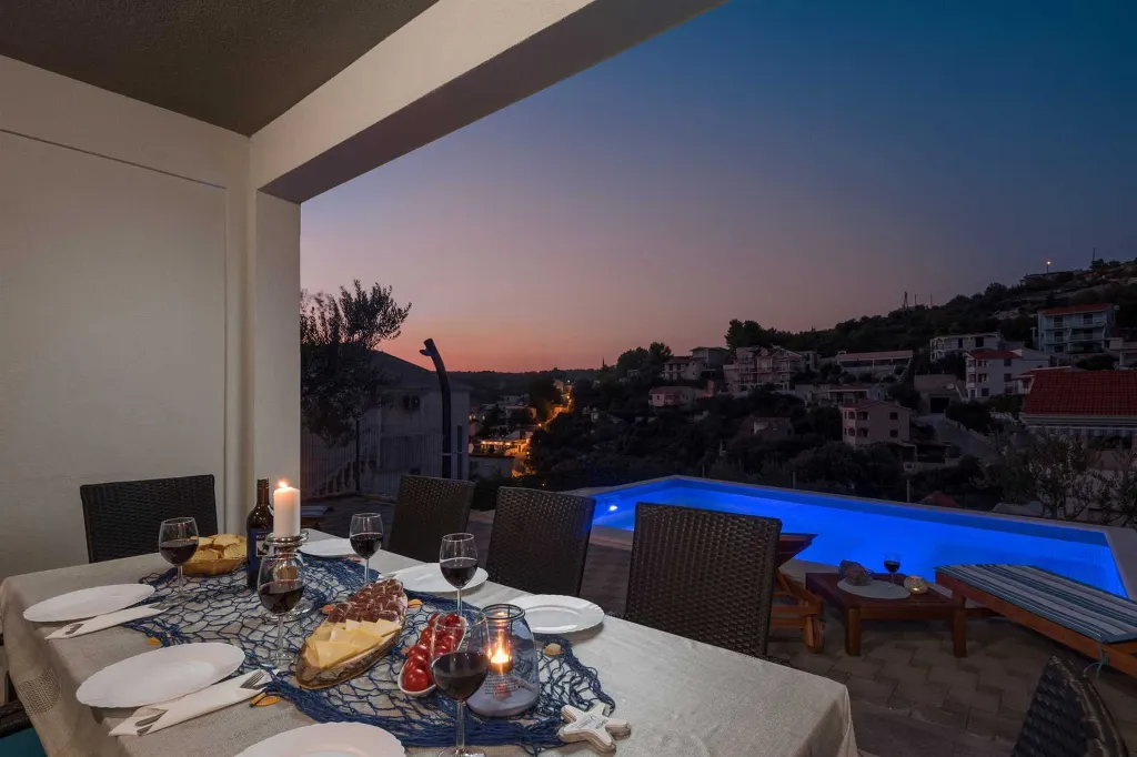 Coastal Family Villa with Pool in Sevid