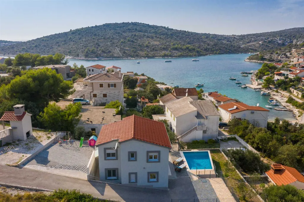Coastal Family Villa with Pool in Sevid