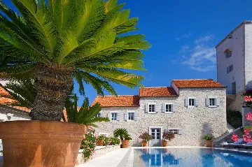 Elegant 7-Bedroom Villa with Pool in Maslinica