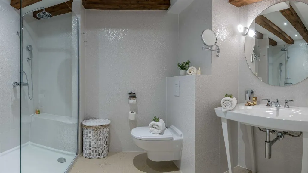Elegant 7-Bedroom Villa with Pool in Maslinica