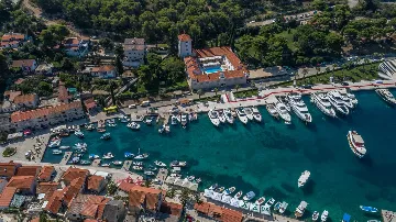 Elegant 7-Bedroom Villa with Pool in Maslinica