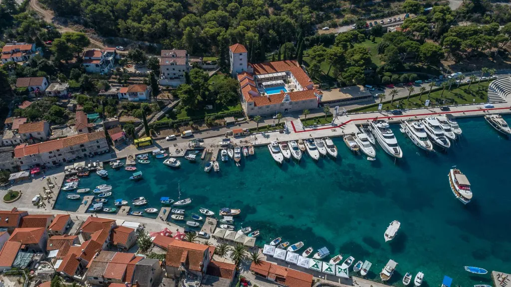 Elegant 7-Bedroom Villa with Pool in Maslinica