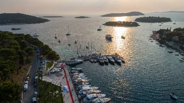 Elegant 7-Bedroom Villa with Pool in Maslinica