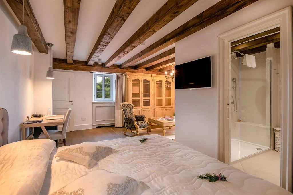 Elegant 7-Bedroom Villa with Pool in Maslinica