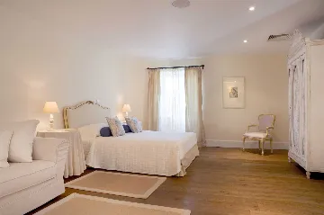 Elegant 7-Bedroom Villa with Pool in Maslinica