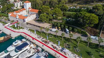 Elegant 7-Bedroom Villa with Pool in Maslinica