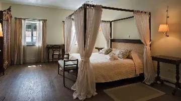 Elegant 7-Bedroom Villa with Pool in Maslinica