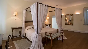 Elegant 7-Bedroom Villa with Pool in Maslinica