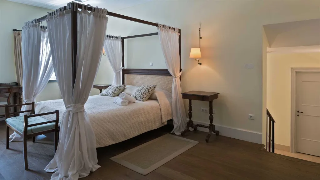 Elegant 7-Bedroom Villa with Pool in Maslinica
