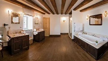 Elegant 7-Bedroom Villa with Pool in Maslinica