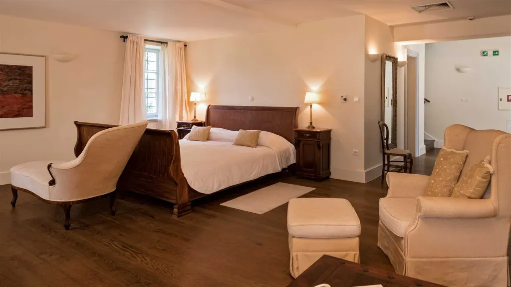 Elegant 7-Bedroom Villa with Pool in Maslinica