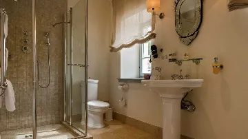 Elegant 7-Bedroom Villa with Pool in Maslinica