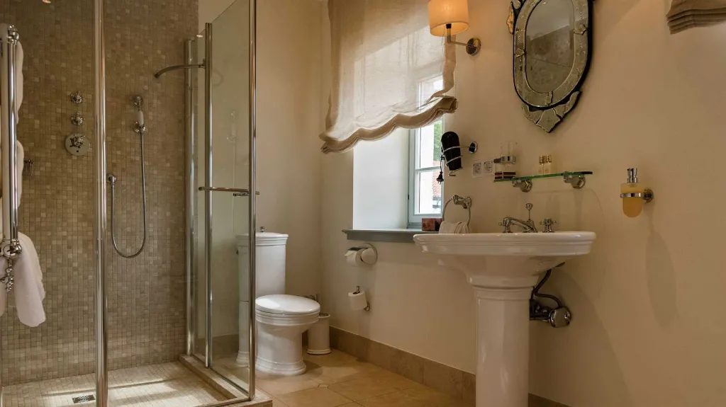 Elegant 7-Bedroom Villa with Pool in Maslinica