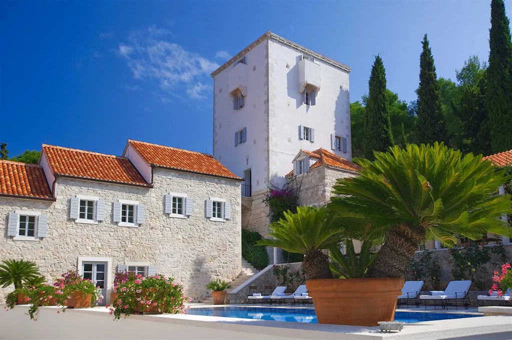Elegant 7-Bedroom Villa with Pool in Maslinica