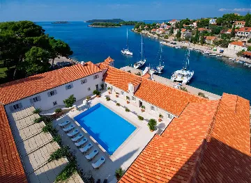 Elegant 7-Bedroom Villa with Pool in Maslinica