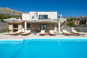 Modern Villa with Heated Pool in Kaštel Sućurac