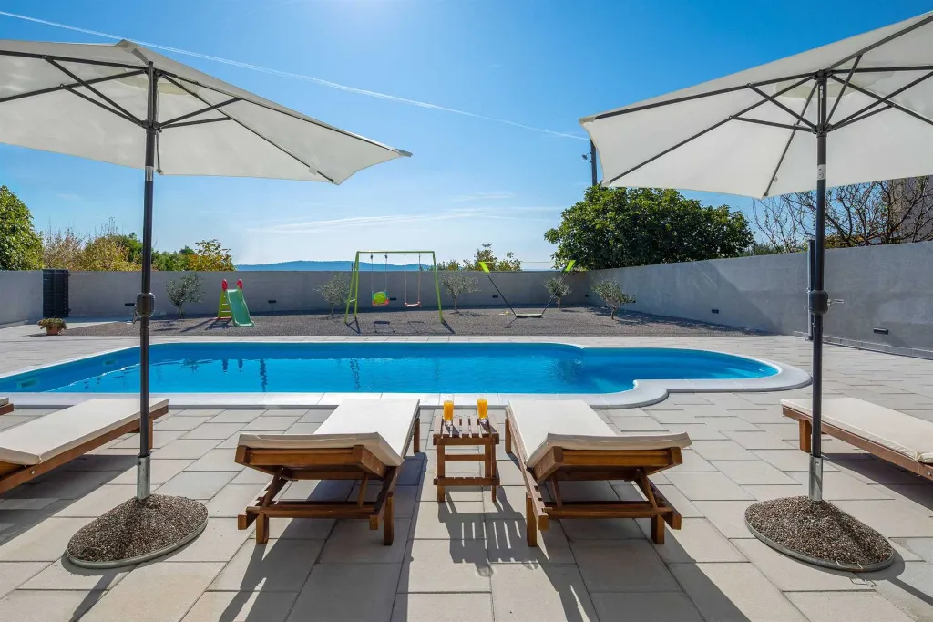 Modern Villa with Heated Pool in Kaštel Sućurac