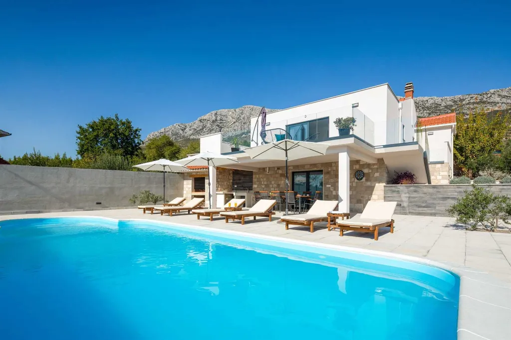 Modern Villa with Heated Pool in Kaštel Sućurac