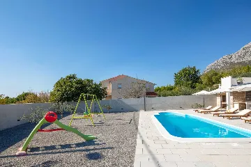 Modern Villa with Heated Pool in Kaštel Sućurac