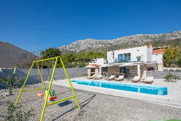 Modern Villa with Heated Pool in Kaštel Sućurac