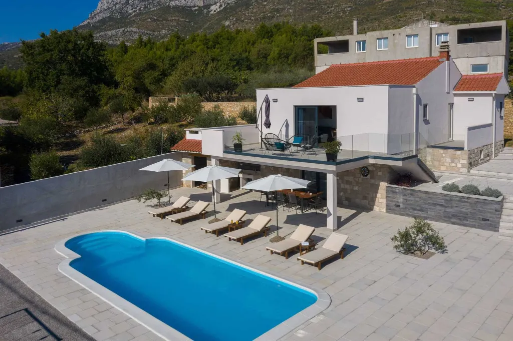 Modern Villa with Heated Pool in Kaštel Sućurac