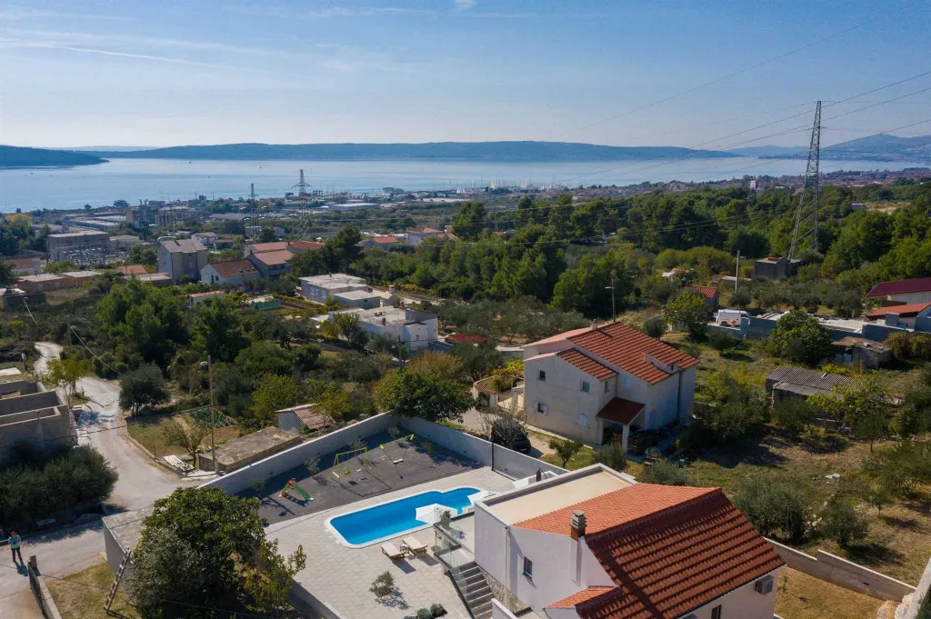 Modern Villa with Heated Pool in Kaštel Sućurac