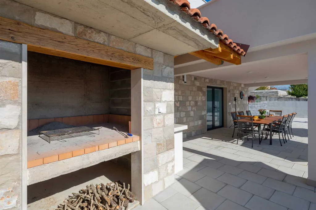 Modern Villa with Heated Pool in Kaštel Sućurac