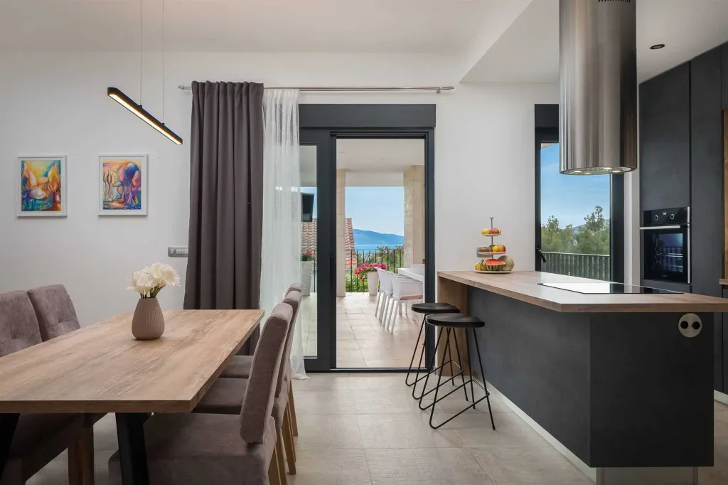 Contemporary Villa with Pool and Sea Views – Okrug Gornji