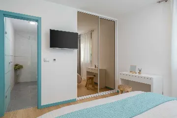 Contemporary Villa with Pool and Sea Views – Okrug Gornji