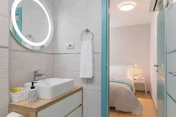 Contemporary Villa with Pool and Sea Views – Okrug Gornji