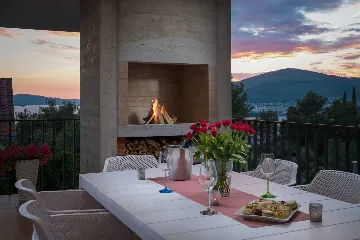 Contemporary Villa with Pool and Sea Views – Okrug Gornji