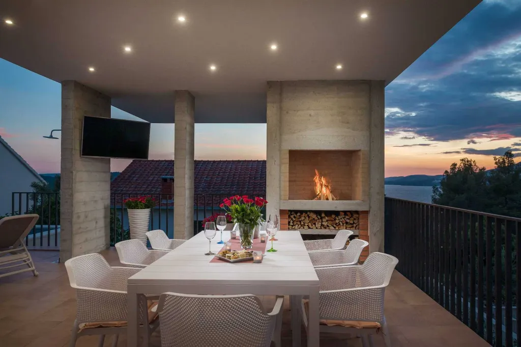 Contemporary Villa with Pool and Sea Views – Okrug Gornji