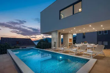 Contemporary Villa with Pool and Sea Views – Okrug Gornji