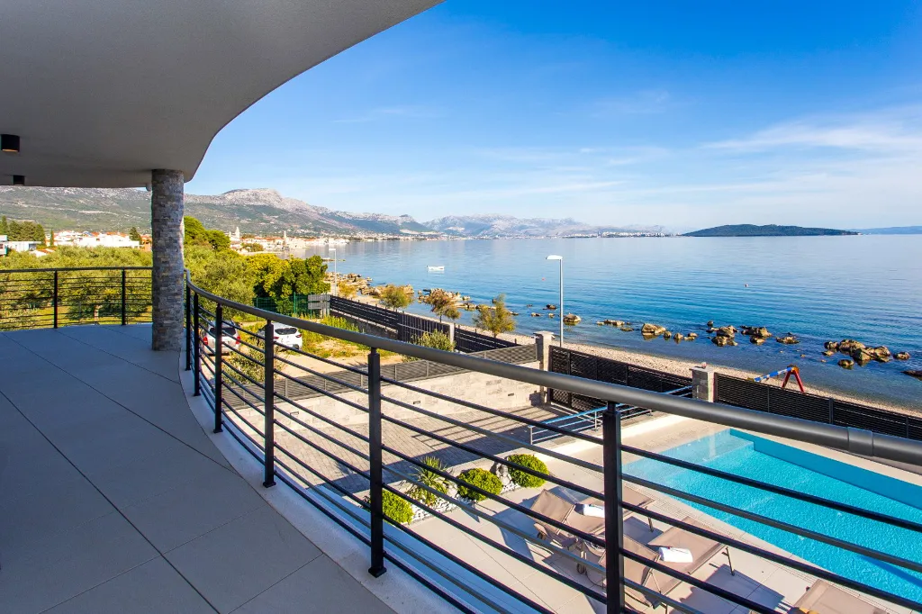 Seaside Retreat Villa with Pool in Kaštel Štafilić