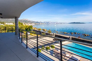 Seaside Retreat Villa with Pool in Kaštel Štafilić