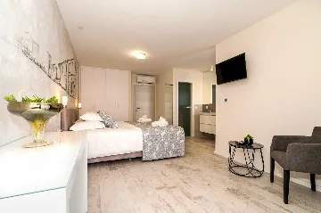 Seaside Retreat Villa with Pool in Kaštel Štafilić