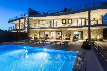 Seaside Retreat Villa with Pool in Kaštel Štafilić