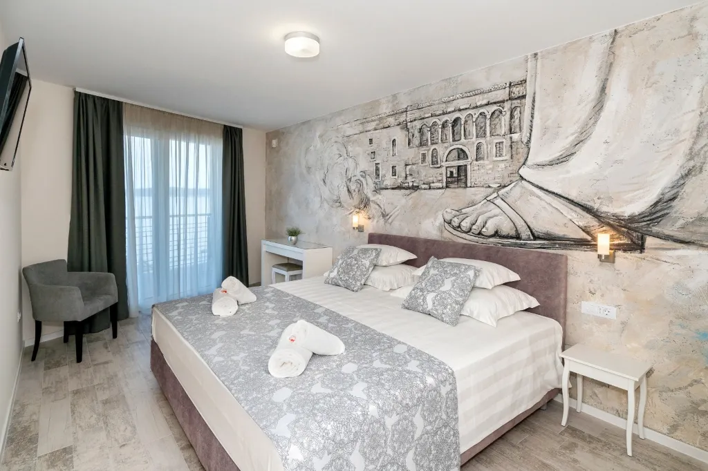 Seaside Retreat Villa with Pool in Kaštel Štafilić