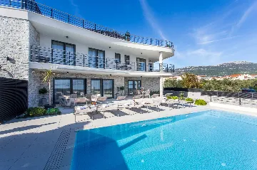 Seaside Retreat Villa with Pool in Kaštel Štafilić