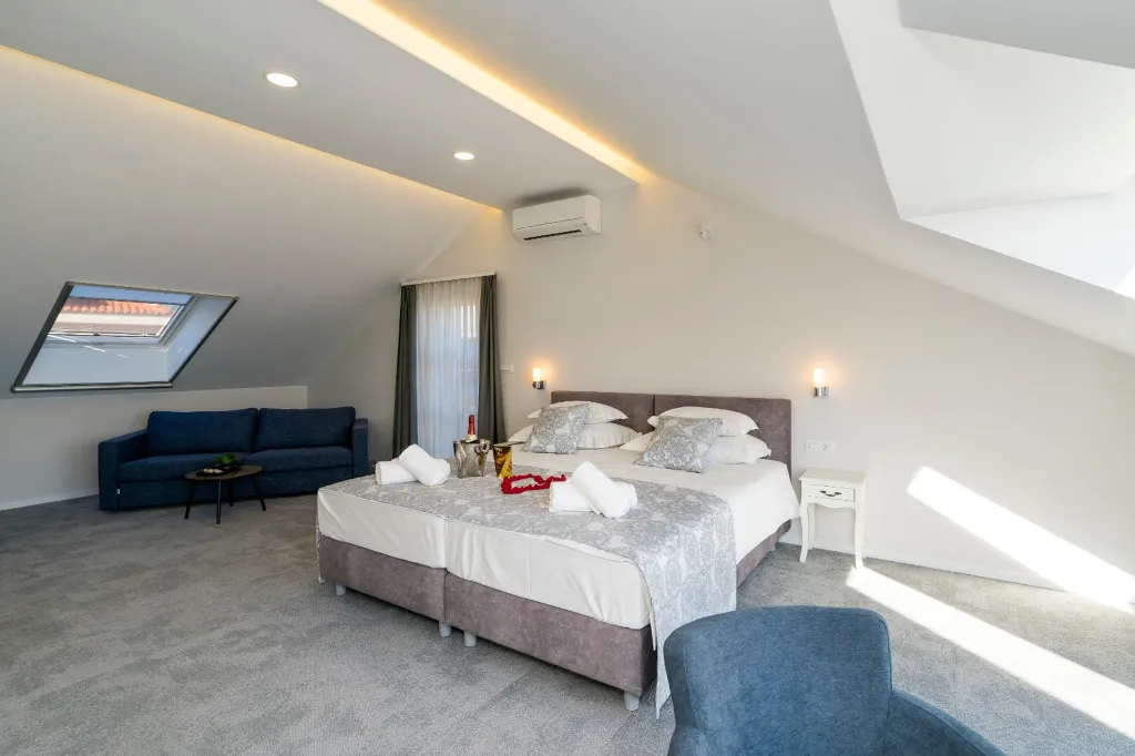 Seaside Retreat Villa with Pool in Kaštel Štafilić