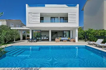 Spacious Seaside Villa with Pool in Kaštel Štafilić