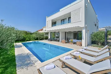 Spacious Seaside Villa with Pool in Kaštel Štafilić