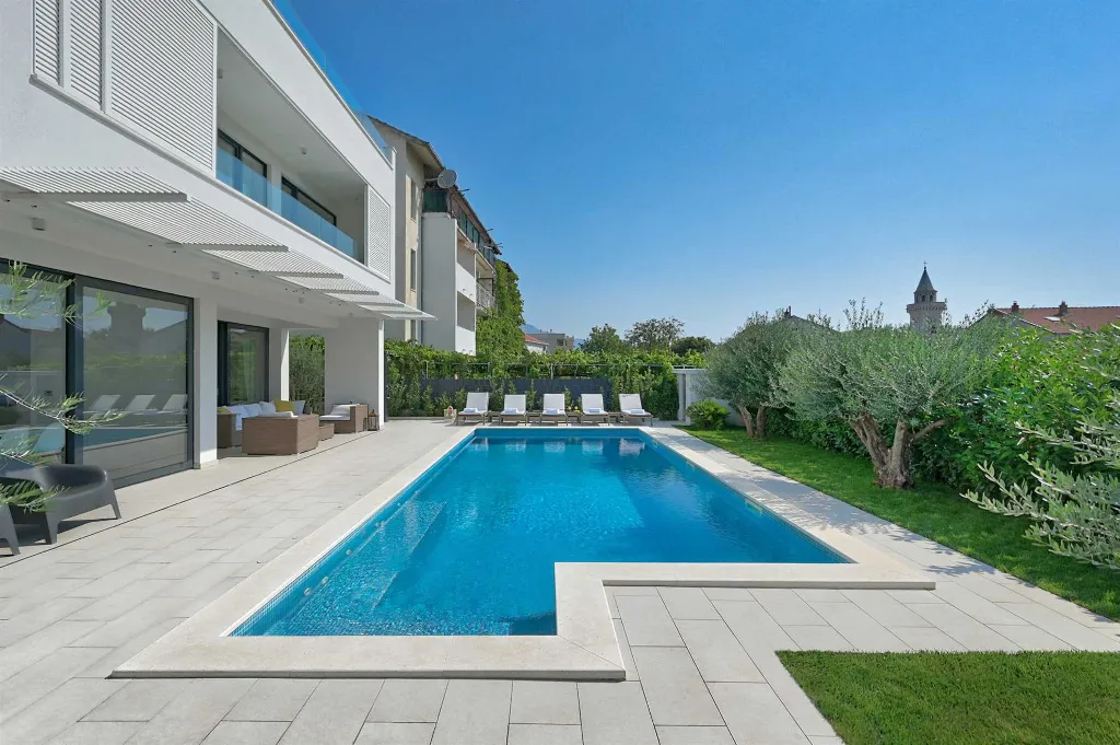 Spacious Seaside Villa with Pool in Kaštel Štafilić