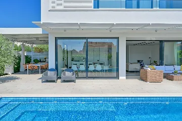 Spacious Seaside Villa with Pool in Kaštel Štafilić