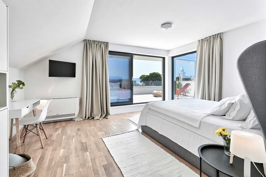 Spacious Seaside Villa with Pool in Kaštel Štafilić