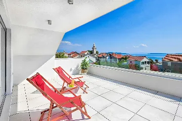 Spacious Seaside Villa with Pool in Kaštel Štafilić