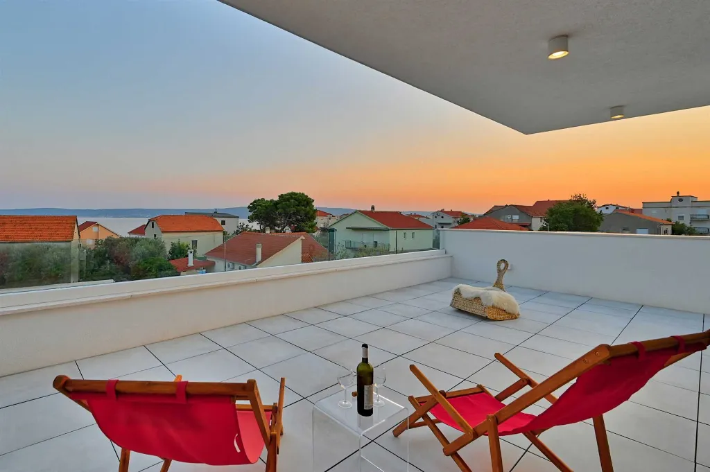 Spacious Seaside Villa with Pool in Kaštel Štafilić