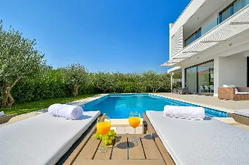 Spacious Seaside Villa with Pool in Kaštel Štafilić