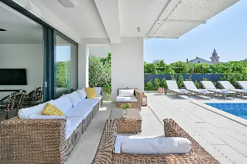 Spacious Seaside Villa with Pool in Kaštel Štafilić